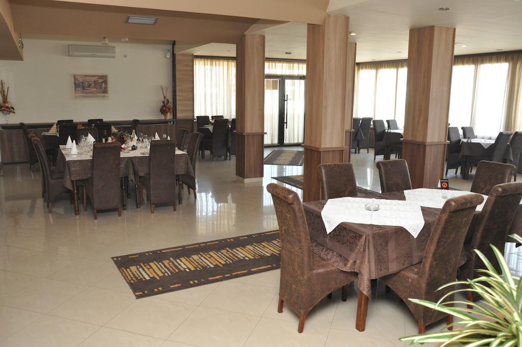 Hotel Extra Lion Md Ni Restaurace fotografie